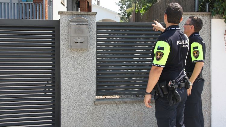 Una patrulla de la Policia Local comprova l'estat de les cases diversos cops al dia © ACN