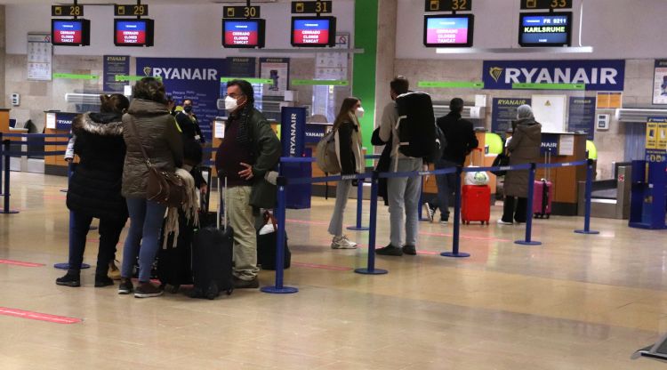 Passatgers fent cua al mostrador de Ryanair a l'aeroport de Girona el 3 de desembre. ACN