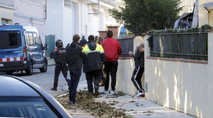 Dos dels detinguts per la seva suposada vinculació amb el crim de Cabanelles, custodiats pels Mossos. ACN