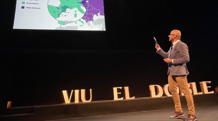 El vicepresident del Patronat de Turisme Costa Brava Girona, Jaume Dulsat, assenyalant un mapa de mercats prioritaris