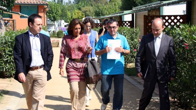 La directora general de Turisme ha visitat el Càmping Salatà de Roses © ACN