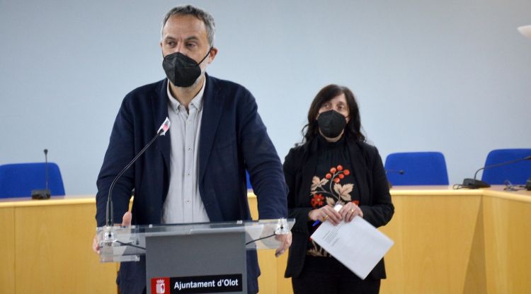 El regidor d’Urbanisme Jordi Güell ha explicat la proposta amb la responsable de l’Oficina d’Habitatge, Míriam Paredes