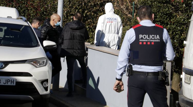 Títol: Investigadors dels Mossos i policia científica entrant a al casa de Sant Joan les Fonts. ACN