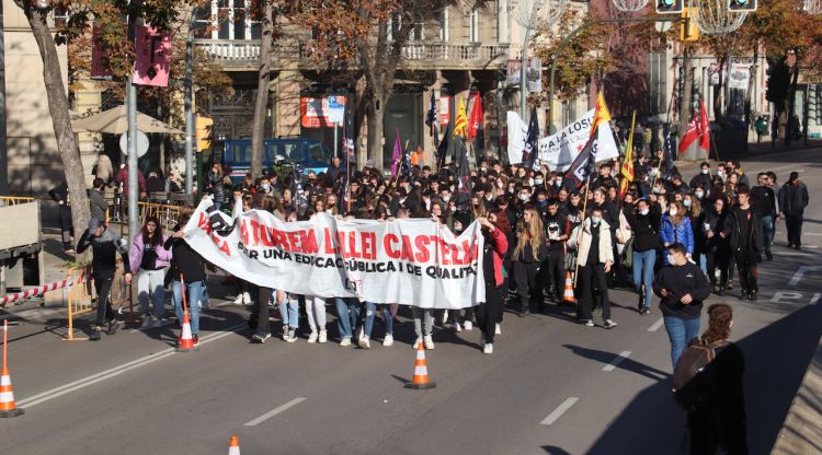Pla general dels estudiants gironins manifestant-se a Jaume I durant la vaga d'avui. ACN