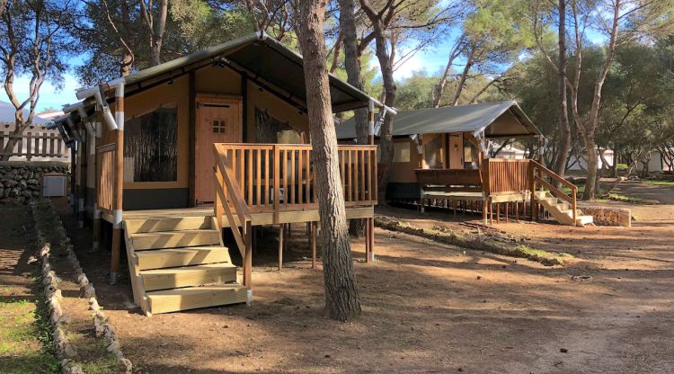 Dues cabanyes de 'glàmping' que s'ha instal·lat en un dels càmpings gironins