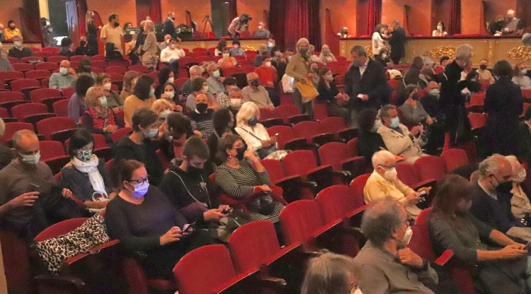 Public del Teatre Municipal de Girona entrant a la platea en la primera funció sense restriccions d'aforament a l'octubre. ACN