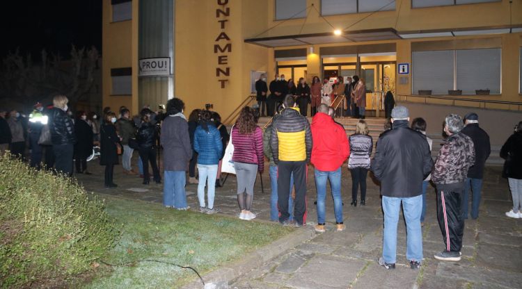 Plaça de l'Ajuntament de Sant Joan les Fonts amb els assistents contra el crim masclista. ACN