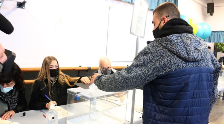 Un jove a punt de votar a Vidreres en la consulta sobre els correbous. ACN