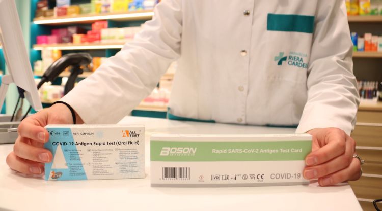 Un farmacèutic amb uns testos d'antígens. ACN