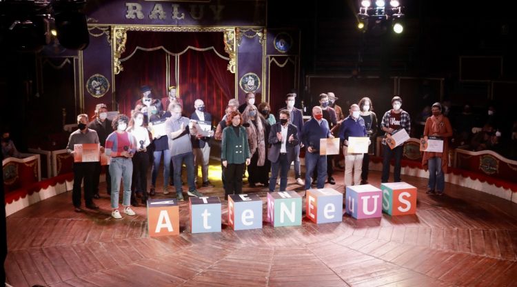 Fotografia de família dels guardonats als Premis Ateneus 2021. Toni Galito