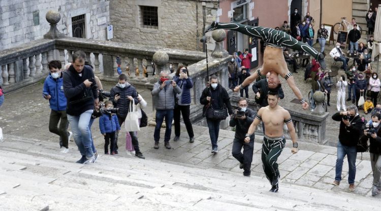 Els Giang Brothers pujant les escales de la Catedral fent equilibri cap amb cap. ACN