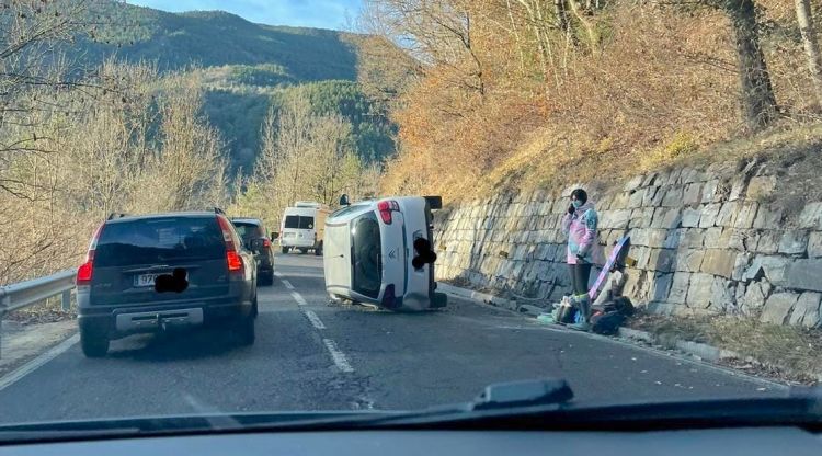 El vehicle accidentat, al mig de la carretera. Anti-Radars Garrotxa