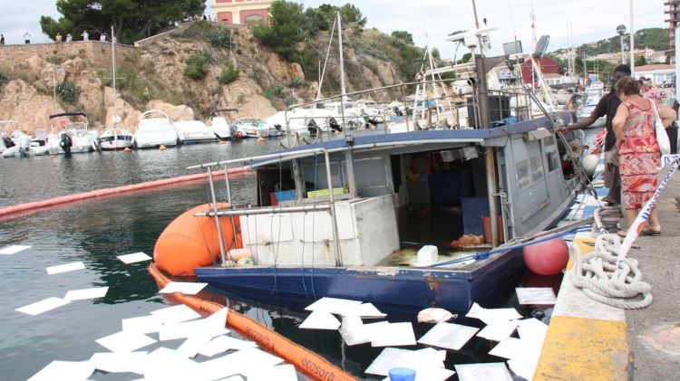 Triple barrera de contenció per evitar que s'escampi la fuita de combustible © ACN