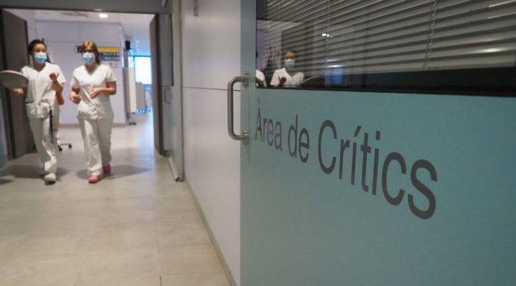 Dues infermeres entrant a l'àrea de crítics del Trueta