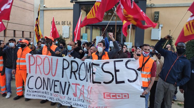 Els escombriaires just davant de l'Ajuntament de Salt. ACN