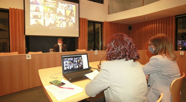 Un instant del ple híbrid celebrat ahir a Blanes