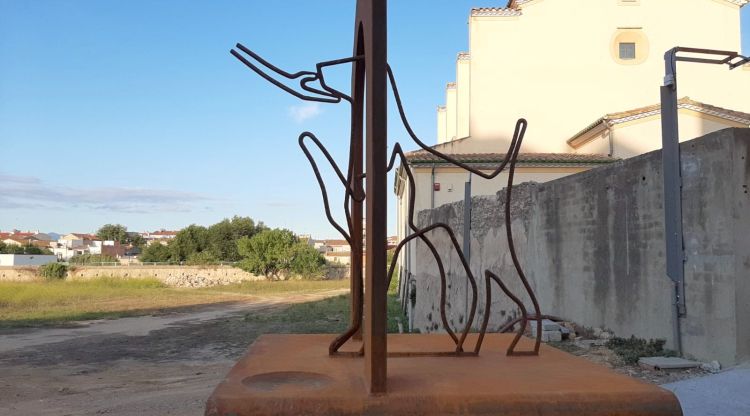 Escultura d'una mascota a l'exterior del convent dels Caputxins de Figueres