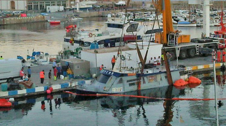 La grua retirant el vaixell enfonsat © Jordi Garcia