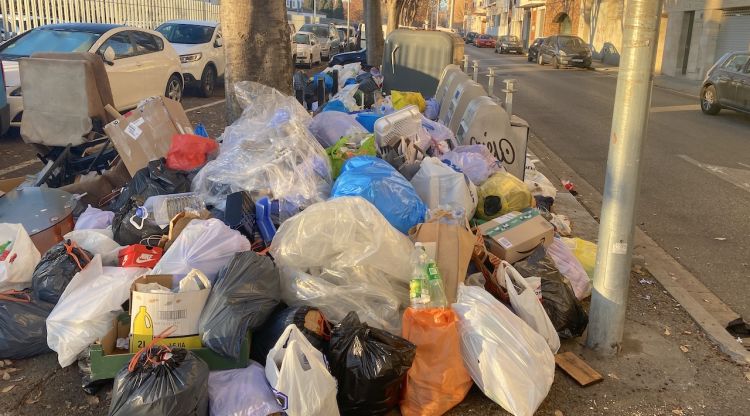 La brosa supera el metre d'alçada al costat del Parc Hospitalari Martí i Julià, aquest matí. M. Estarriola