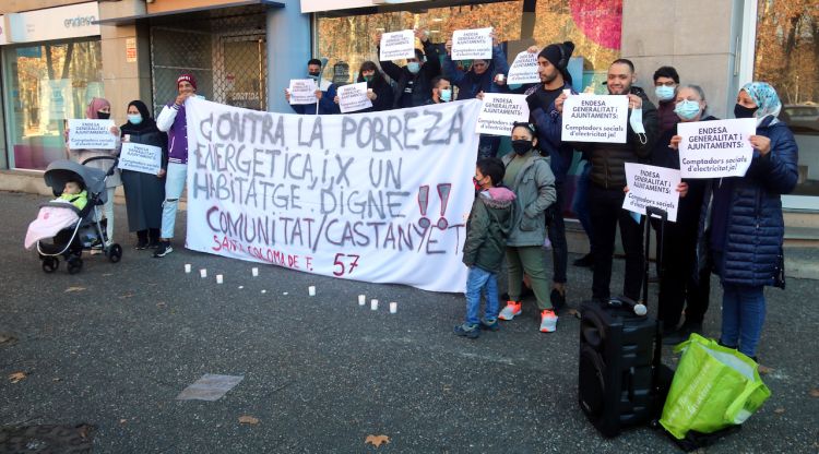 La protesta que han fet les famílies dels pisos ocupats de Santa Coloma de Farners davant l'oficina d'Endesa a Girona. ACN