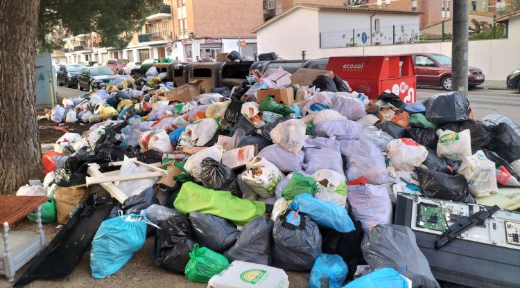 La brossa acumulada aquest matí al carrer Doctor Ferran de Salt