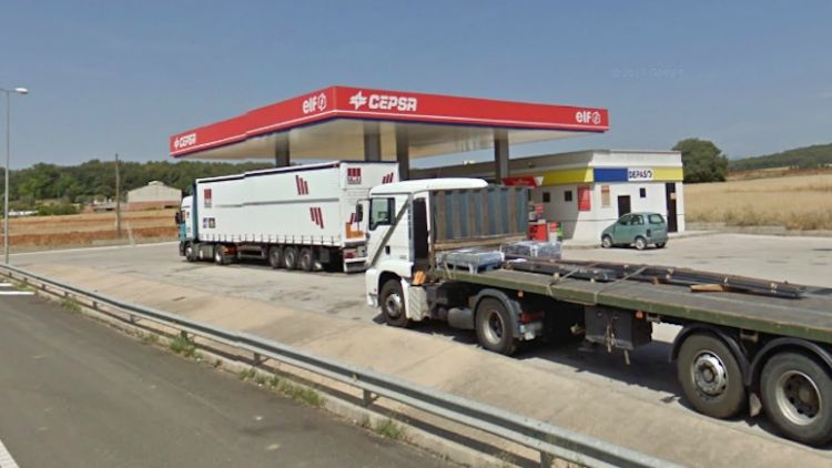 Els camions es trobaven aparcats en aquesta gasolinera © AG