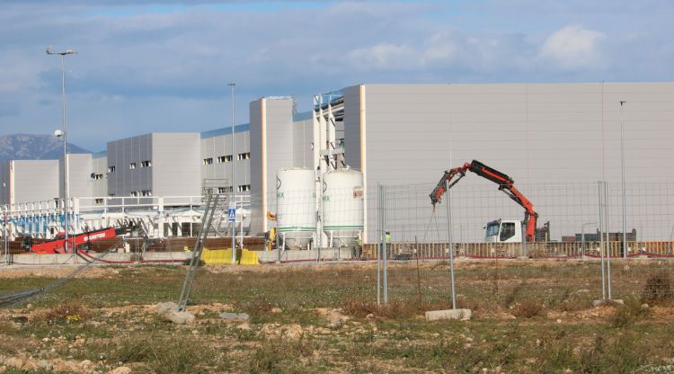 La planta que Amazon està aixecant al Logis Empordà. ACN