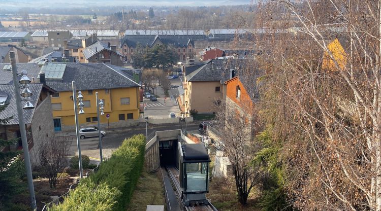 El funicular inclinat de Puigcerdà al mig del seu recorregut entre la plaça de l'estació i el carrer Raval de les Monges. ACN