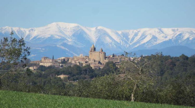 Madremanya amb les muntanyes nevades de fons, ahir al matí. Anna M. Sayols Bañeras