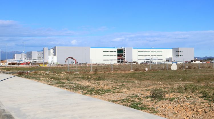 Vista llunyana de les obres de construcció del magatzem logístic d'Amazon al Far d'Empordà. ACN