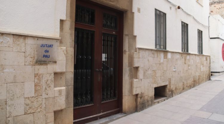 Façana on l'Ajuntament de Tossa de Mar rehabilitarà l'antic registre civil per construir-hi un pis de lloguer social. ACN