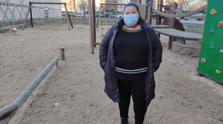 La refugiada hondurenya Lourdes Molina en un parc infantil del barri de Santa Eugènia de Girona. ACN