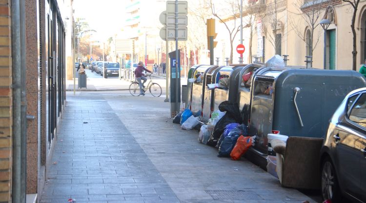 Uns contenidors al carrer Major de Salt sense piles de bosses acumulades al voltant. ACN