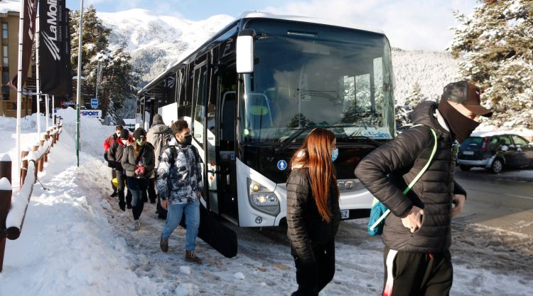 Esquiadors arribant a La Molina després d'agafar el bus llançadora. ACN