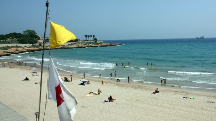 La bandera groga oneja a la platja del Miracle de Tarragona, aquest estiu © ACN
