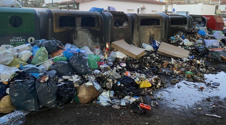 Els contenidors cremats d'aquesta matinada al carrer Doctor Ferran. M. Estarriola