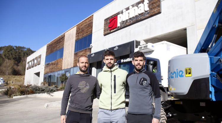 Els tres germans fundadors de Pirinat a Campdevànol a fora les instal·lacions. ACN
