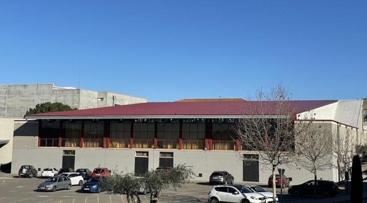 Vista del pavelló municipal de l'Escala on es posaran plaques solars al sostre