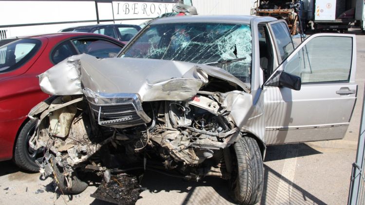 El Mercedes amb què anava la víctima de l'accident a Peralada © ACN
