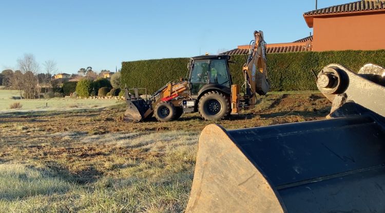 Una excavadora preparant el terreny per iniciar la construcció d'una nova casa a Torremirona (Navata). M. Estarriola