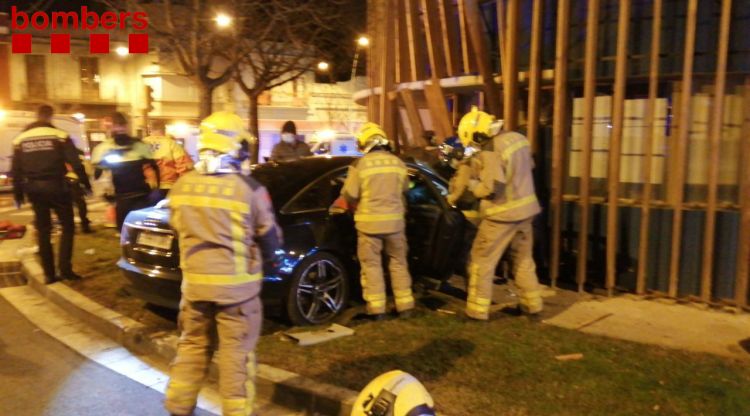 El vehicle després d'encastar-se amb l'edifici de la DO Empordà