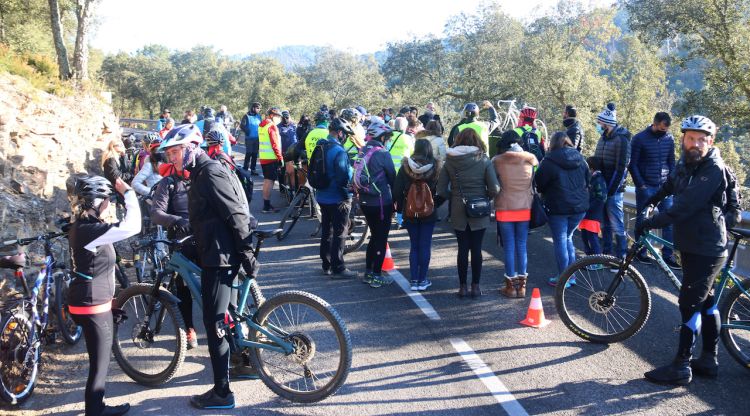 Els assistents a l'acte just al punt de l'accident on van atropellar la ciclista l'any passat. ACN