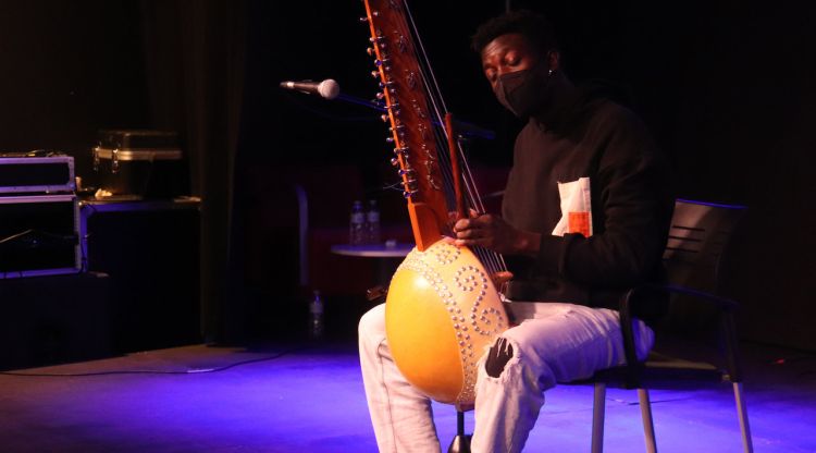 L'artista Momi Maiga interpretant una cançó a la Marfà. ACN