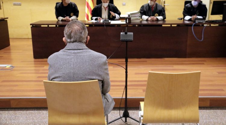 D'esquenes, l'exalcalde de Vilobí d'Onyar condemnat per afavorir empreses de les que era administrador. ACN
