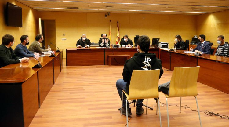 El jove gironí que afronta 6 anys i mig de presó, davant el tribunal de la Secció Quarta en el moment que se li ha notificat la suspensió del judici. ACN