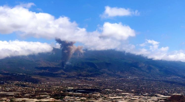 El volcà La Palma en plena erupció ara fa un any