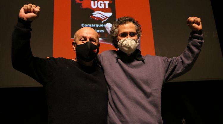 L'exsecretari general d'UGT a Girona, Xavi Casas i el nou secretari, Maxi Rica, després de ser escollit. ACN