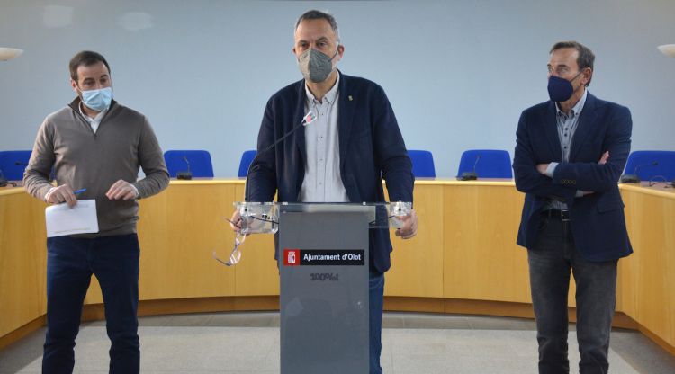 El director de la Fundació Europace, Jordi Ayats, acompanyat per l'alcalde d'Olot, Pep Berga, i el regidor Jordi Güell, aquest matí
