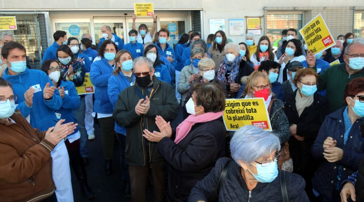 Els treballadors del CAP de Sarrià de Ter han llegit un manifest reclamant a Salut que solucioni la manca de metges que pateix el centre. ACN