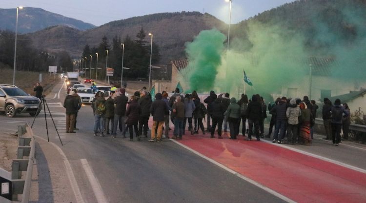 Punt on s'ha produïut el tall de Ripoll amb els manifestants i la cua de cotxes al darrera. ACN